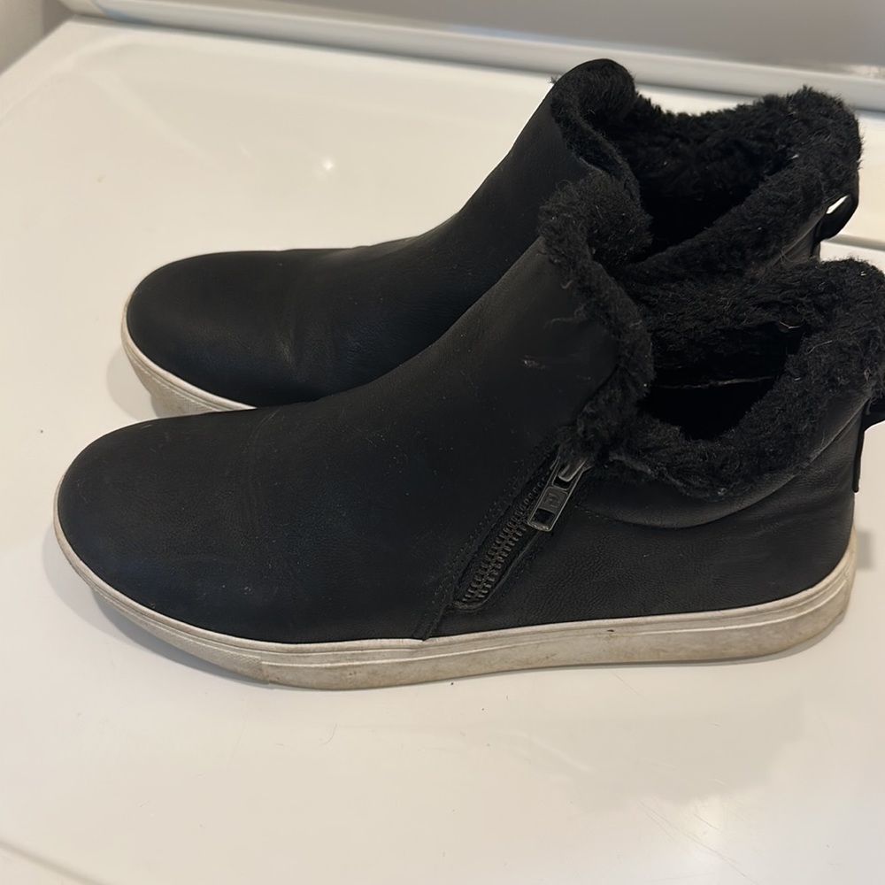 Black booties with lining and side zipper